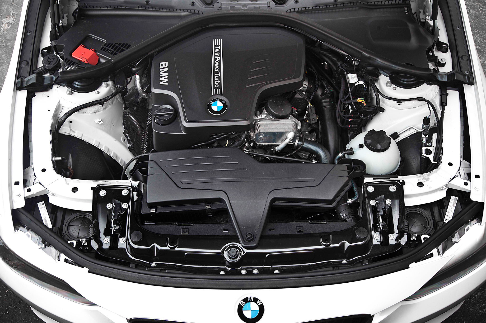 Двигатель бмв 320i. БМВ f30 мотор. BMW 3 f30 мотор. BMW 320i двигатель. BMW f30 320i двигатель.